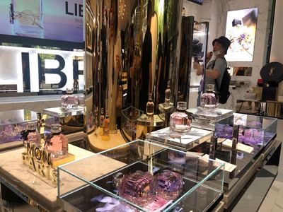 真香!圣羅蘭香水主題形象店全球首店亮相新天地