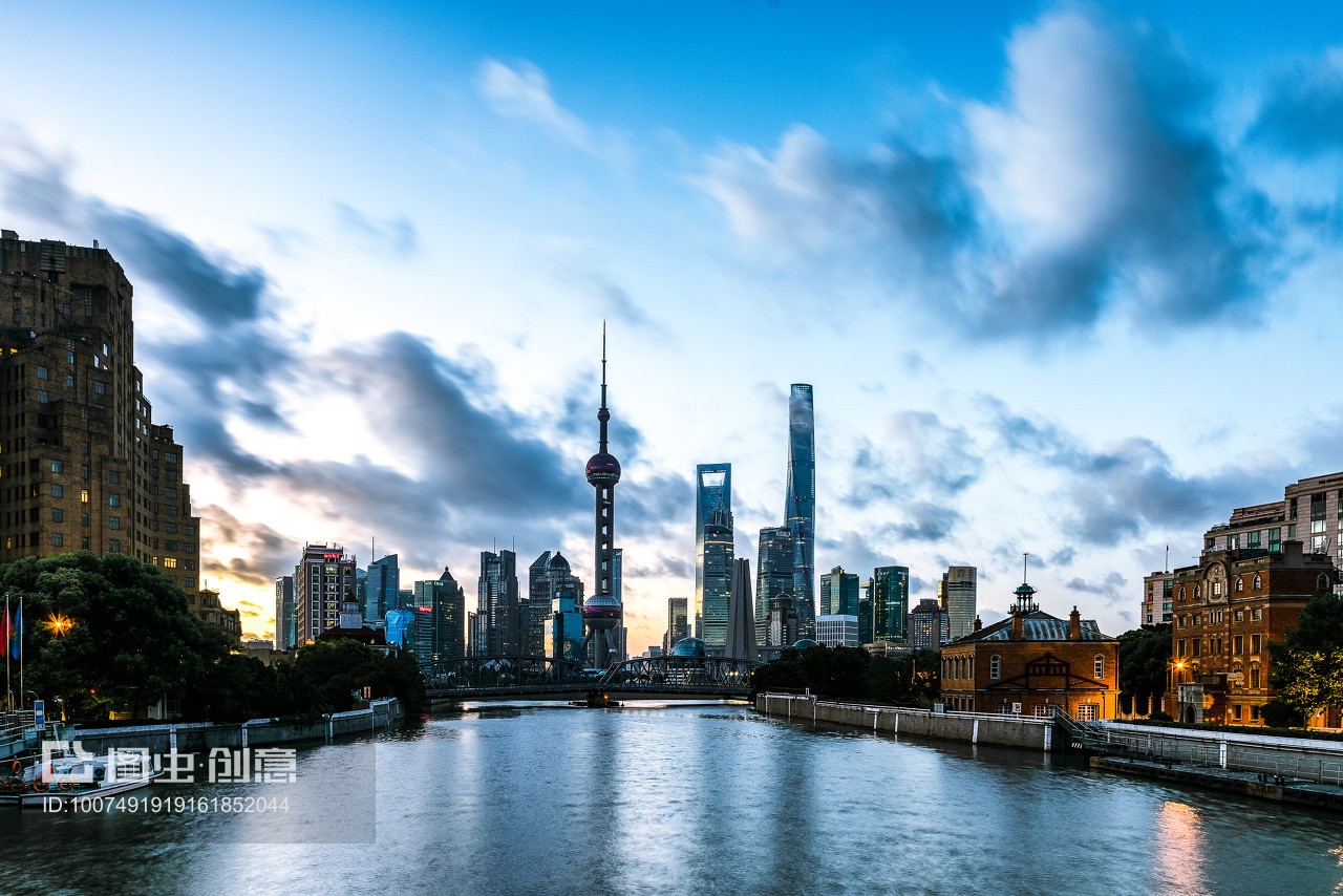 上海陸家嘴城市天際線 現代都市的璀璨明珠